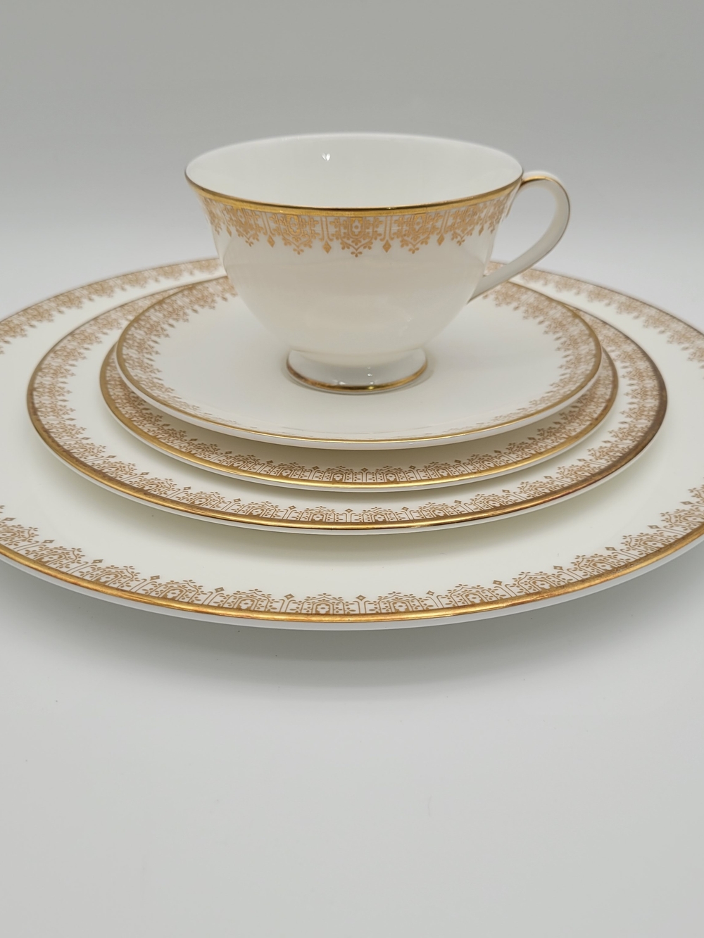 Royal Doulton White and Gold Lace H4989 Dinnerware Set